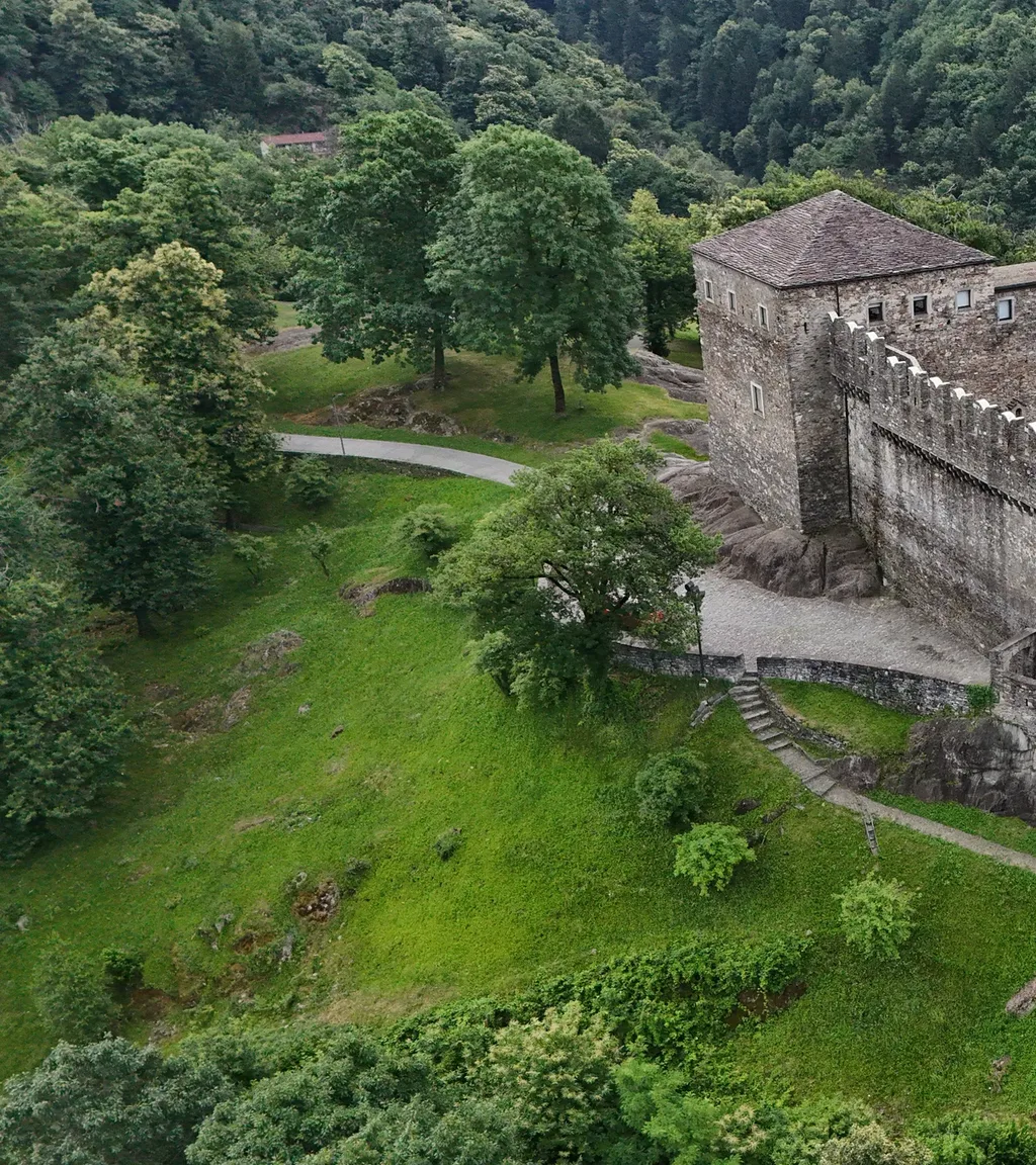 Castello di Sasso Corbaro Luftaufnahme 2 links