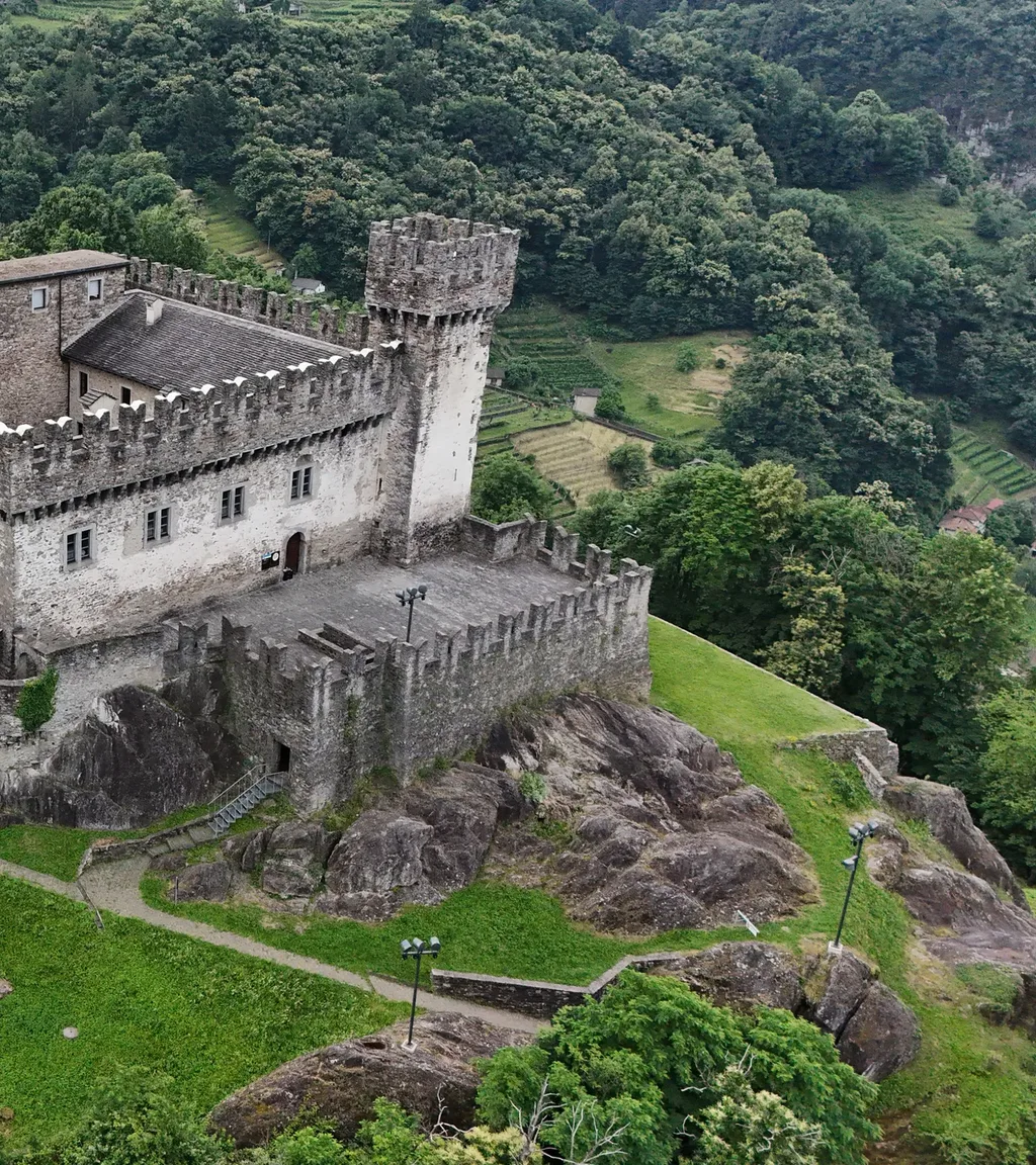 Castello di Sasso Corbaro Luftaufnahme 2 rechts