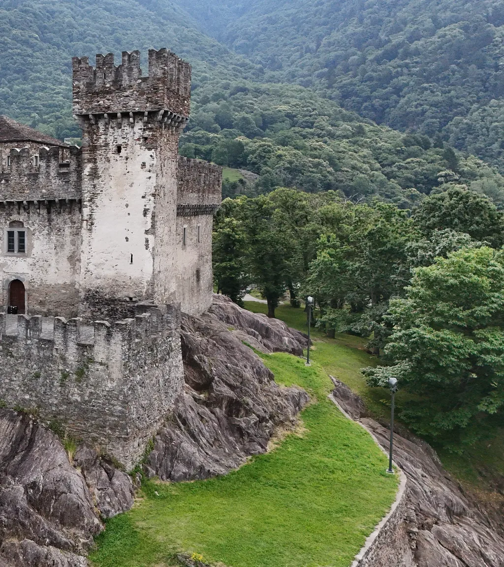 Castello di Sasso Corbaro Luftaufnahme 4 rechts