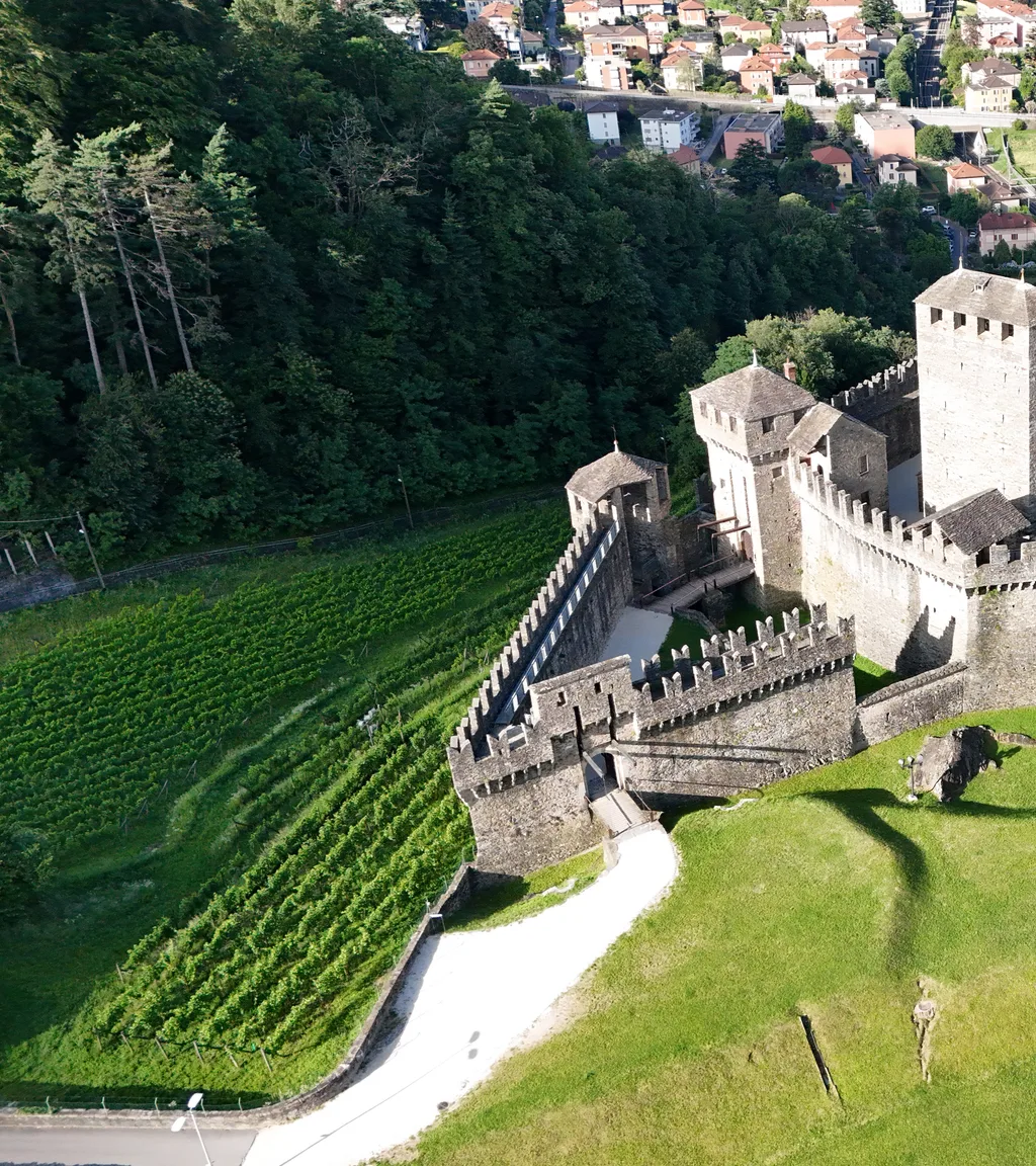 Castello di Montebello Luftaufnahme 1 links