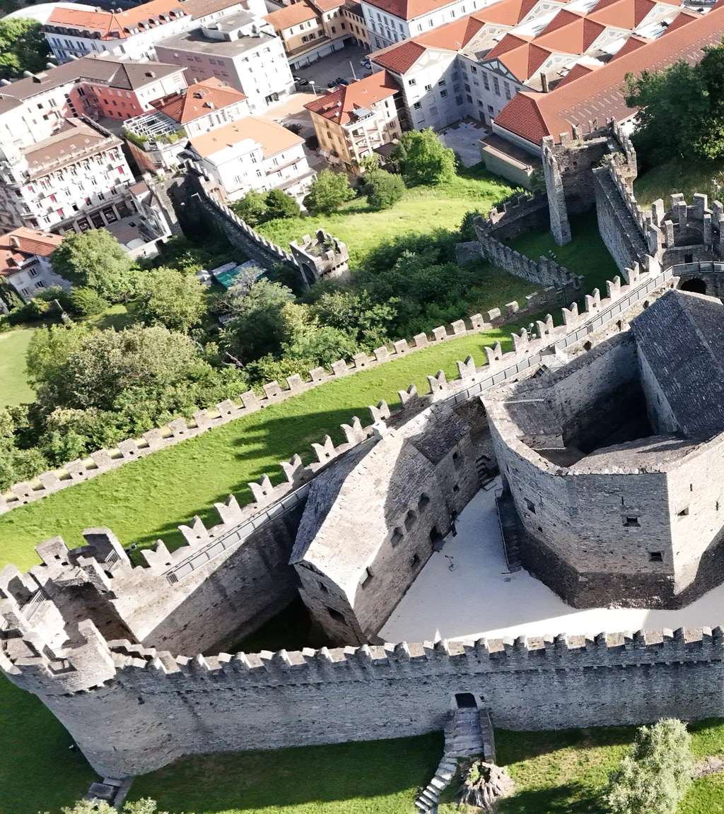 Castello di Montebello Luftaufnahme 2 links