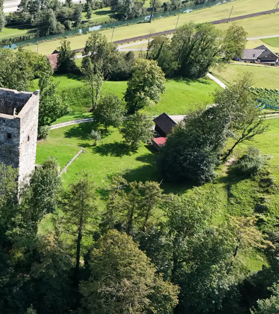 Ruine Blatten Luftaufnahme 2 rechts