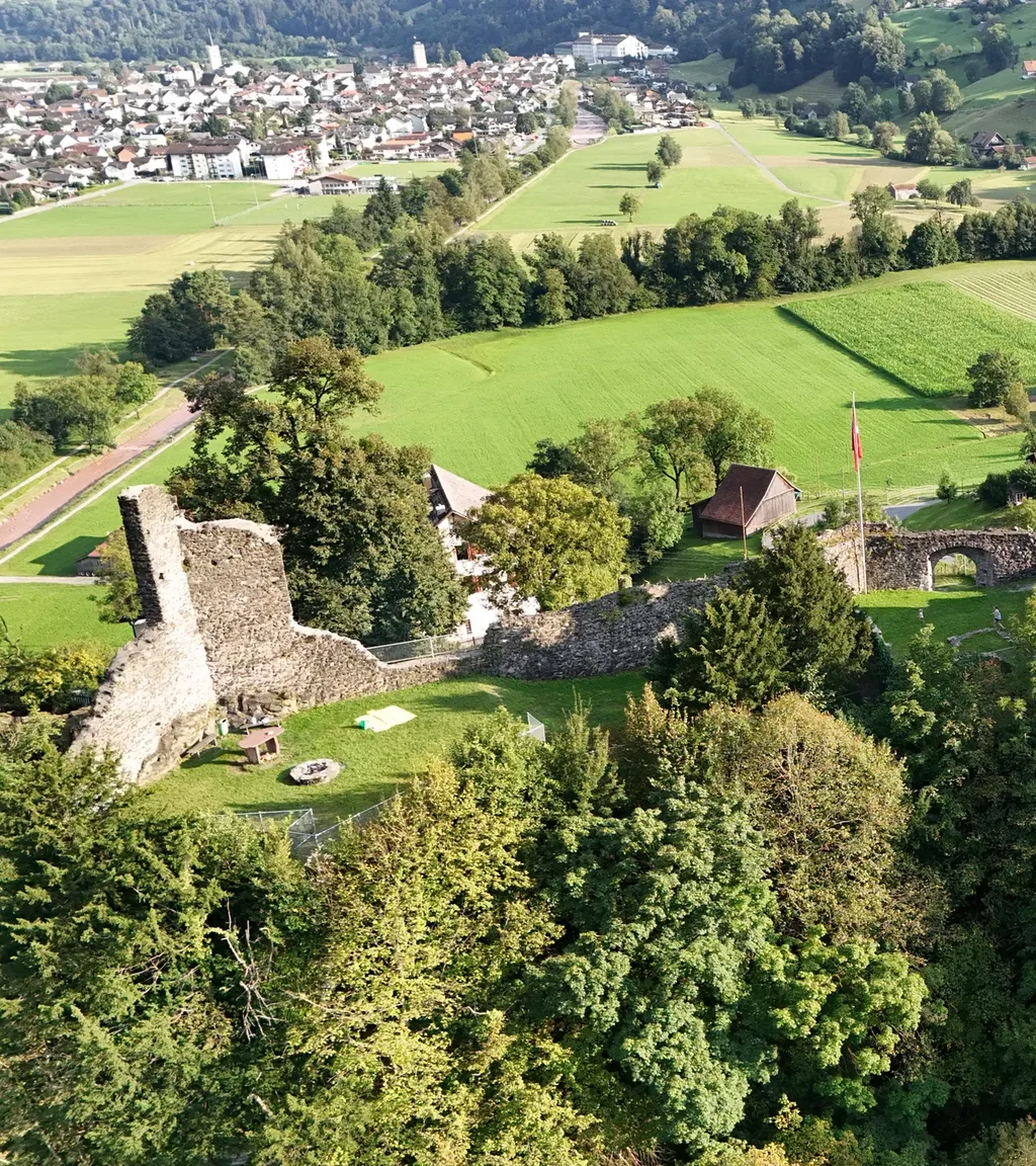 Ruine Gräpplang Luftaufnahme 2 links