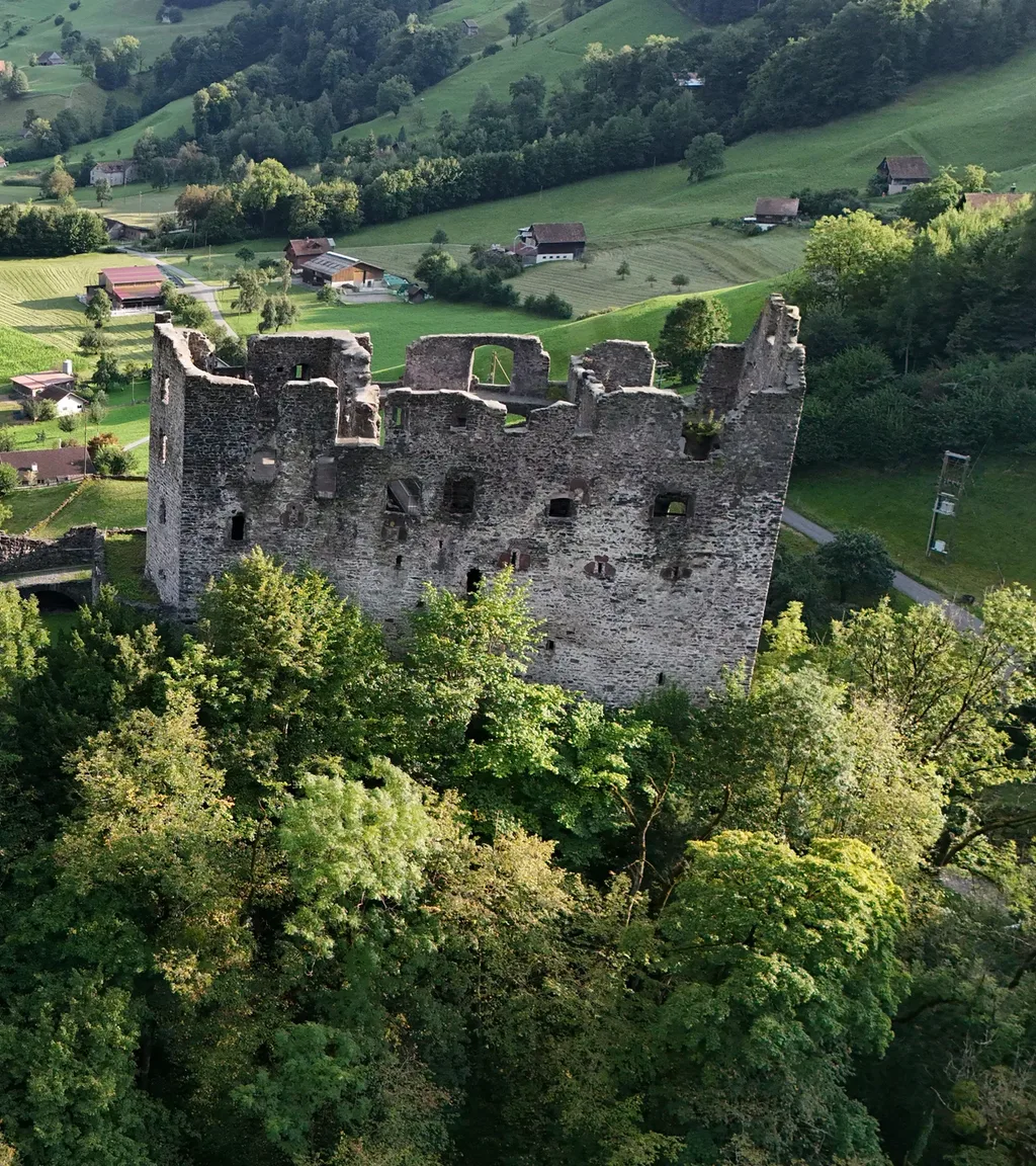 Ruine Gräpplang Luftaufnahme 2 rechts
