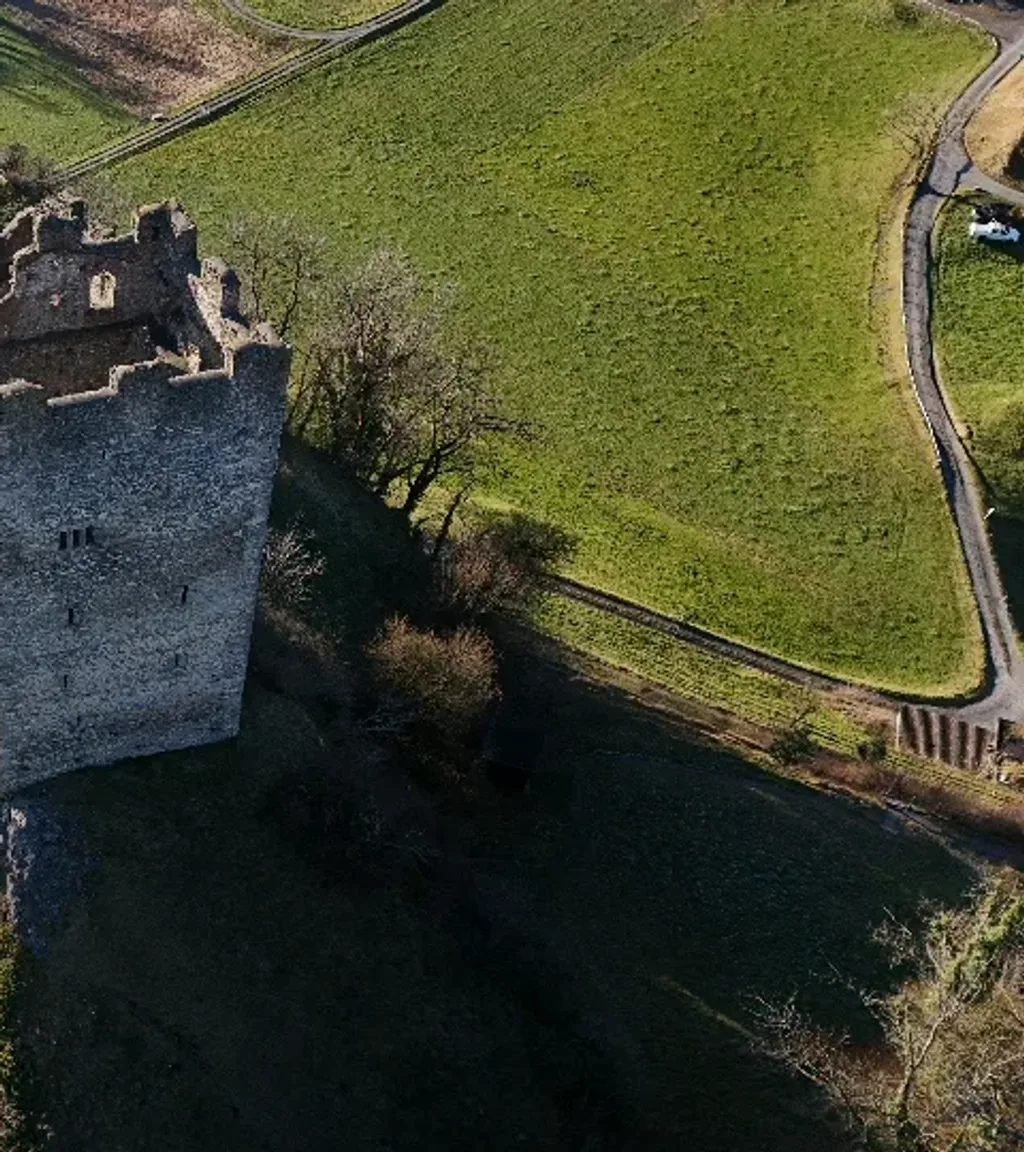 Ruine Wartau Luftaufnahme 1 rechts