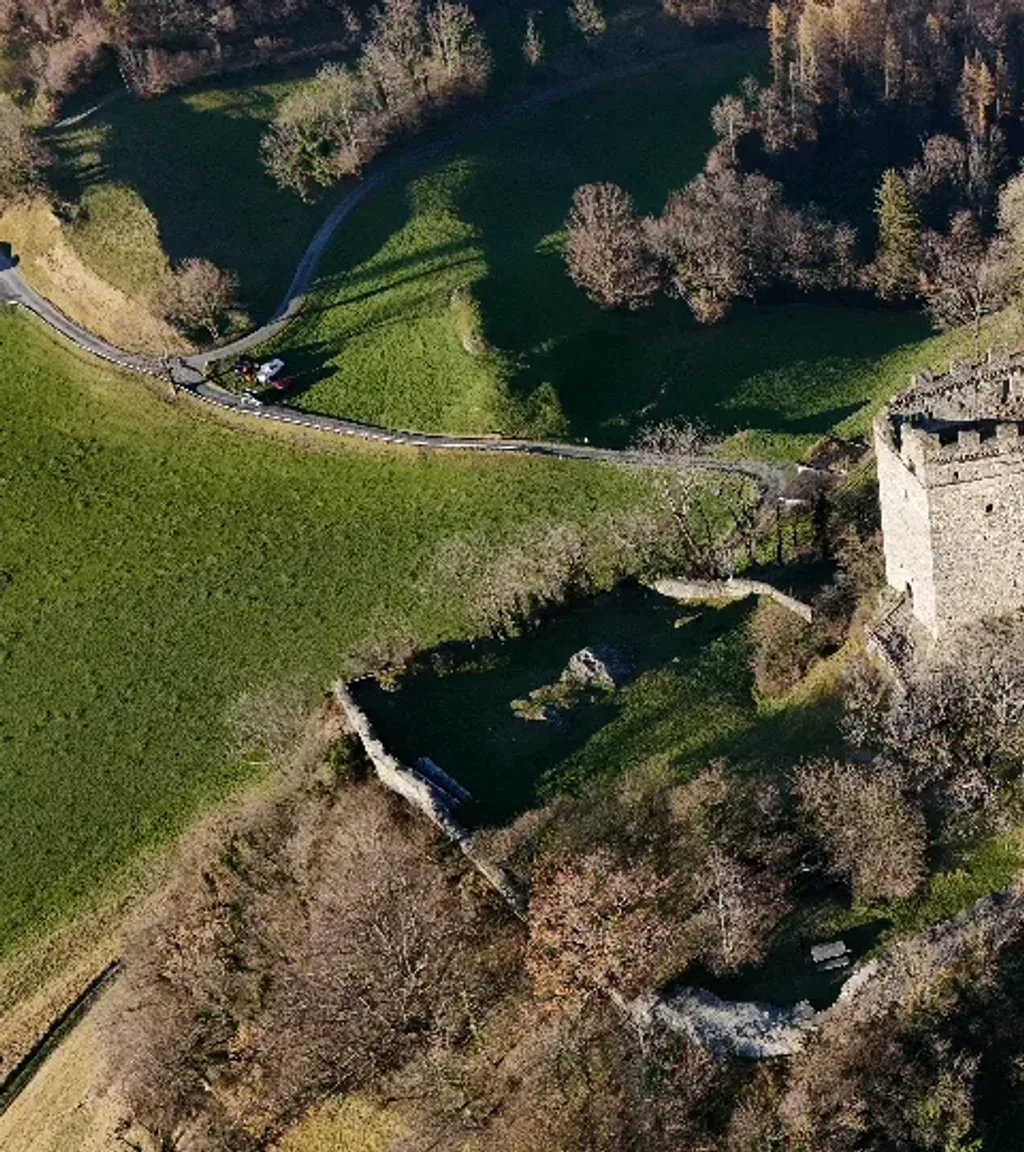 Ruine Wartau Luftaufnahme 3 links