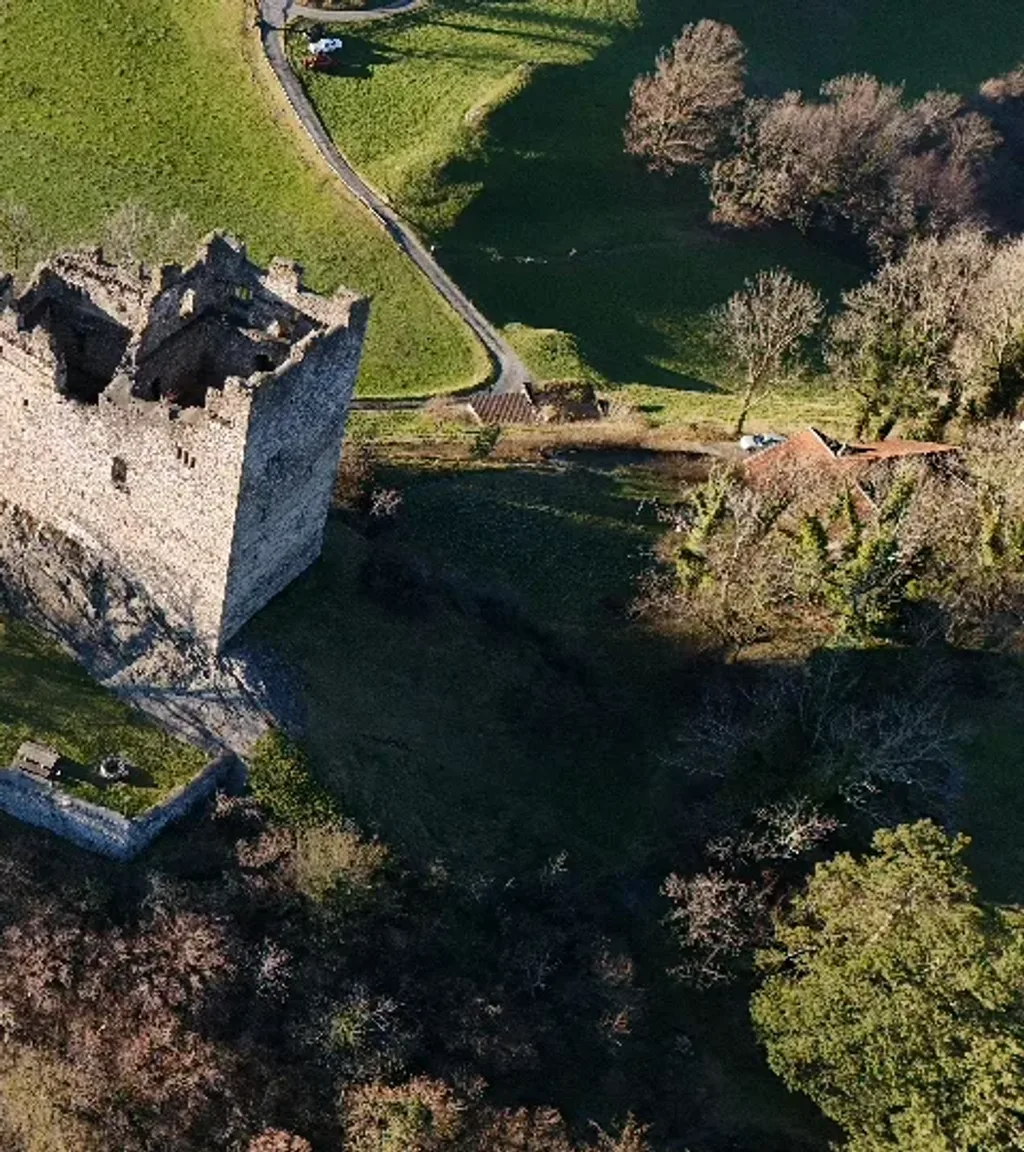 Ruine Wartau Luftaufnahme 6 rechts