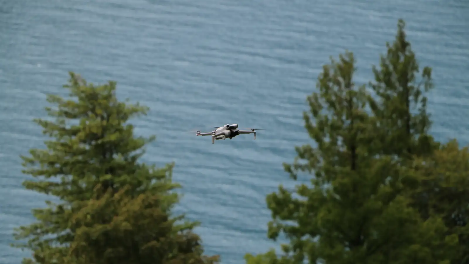 Drohne im kontrollierten Anflug während der photogrammetrischen Erfassung